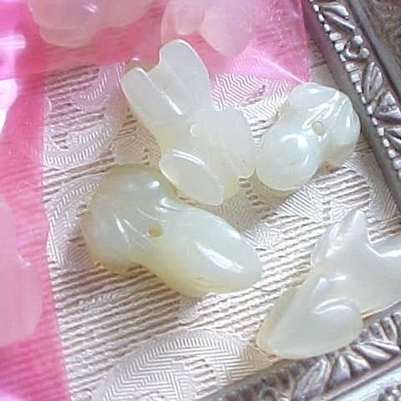 2 Mardi Gras Plague of Frog Toad Light Green Jade Carved Beads Earrings Pair - Picture 2 of 3